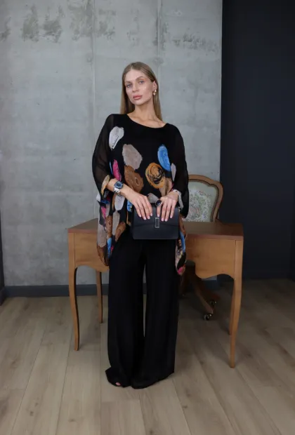 Жіночий шовковий костюм у чорному кольорі