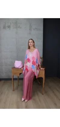 Жіночий  шовковий костюм у рожевому кольорі. Доступні розміри: Tu