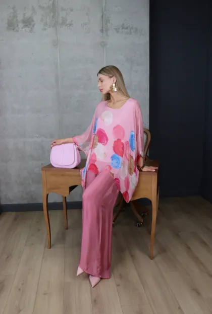 Жіночий  шовковий костюм у рожевому кольорі