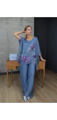 Жіночий шовковий костюм блакитний. Доступні розміри: Tu