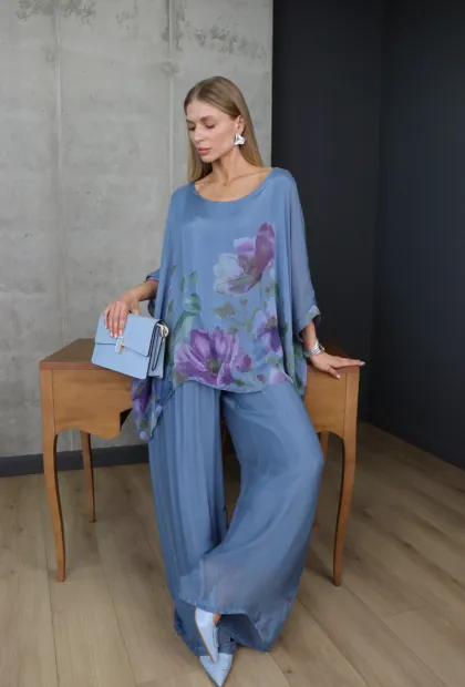 Жіночий шовковий костюм блакитний