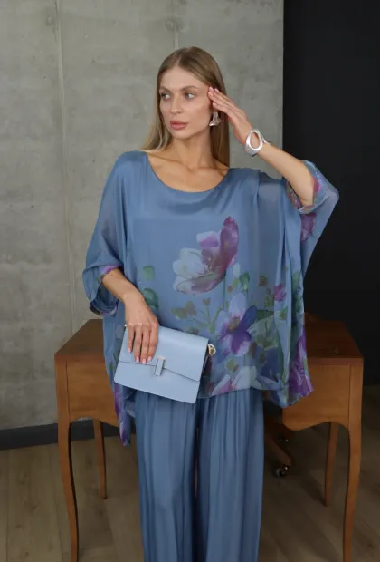 Жіночий шовковий костюм блакитний