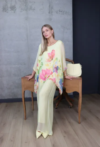 Жіночий шовковий костюм