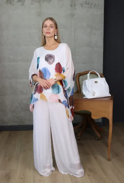 Жіночий шовковий костюм з принтом