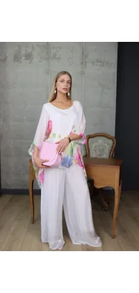 Елегантний жіночий костюм у ніжному білому відтінку, одяг від Jador