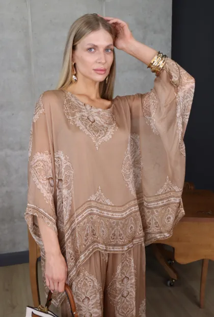 Жіночий шовковий костюм у відтінку мокко