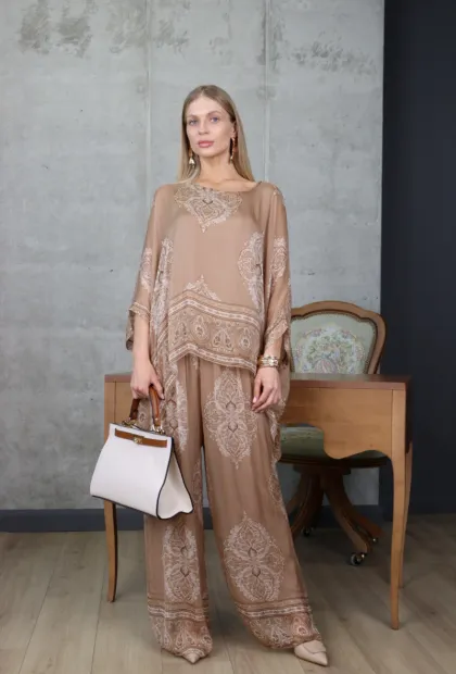 Жіночий шовковий костюм у відтінку мокко