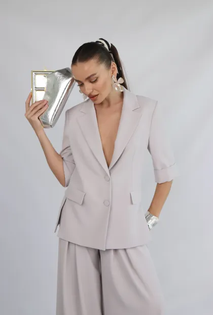 Класичний піджак у сірому відтінку