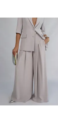 Класичний піджак у сірому відтінку. Доступні розміри: 