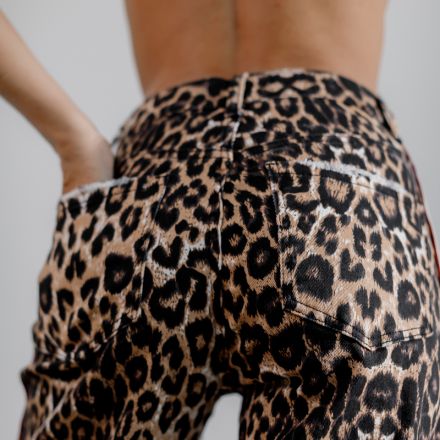 Джинси вільного крою з леопардовим принтом і додатковими червоними та білими смужками від французьких виробників з високою посадкою.