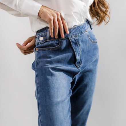 Джинси з асиметричною застібкою. Колір: Синій