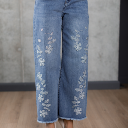 Джинси з трендовою вишивкою