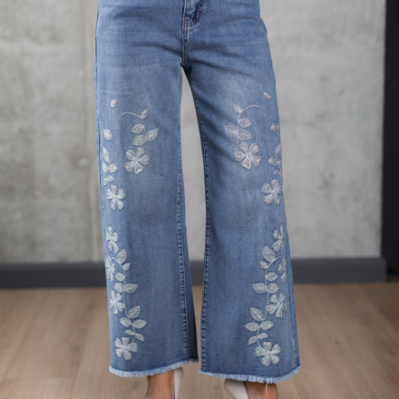 Джинси з трендовою вишивкою. Колір: Синій