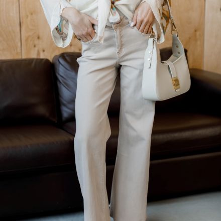 Французькі джинси з ніжного бежевого деніму, прямий крій та висока посадка