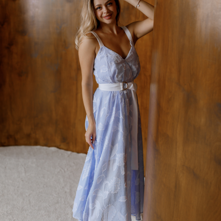 Сукня-міді блакитно-білого кольору з квітковим візерунком.