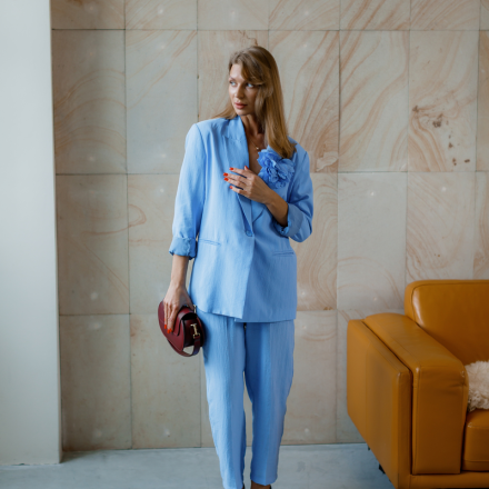 Легкі блакитні штани з вільним силуетом, створені для максимального комфорту та стильного образу. Елегантна текстура, натуральний матеріал, універсальний крій.