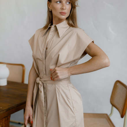 Бежева сукня-сорочка від Imperial із натуральної бавовни — легка, комфортна й універсальна.