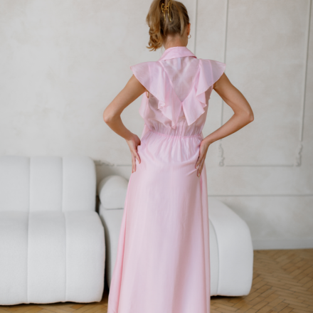 Довга рожева сукня-сорочка без рукавів із легкого бавовняного матеріалу та декоративними воланами, одяг від Jador