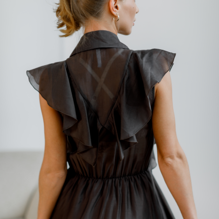 Довга сукня-сорочка шоколадного кольору без рукавів із планкою на ґудзиках і декоративними воланами