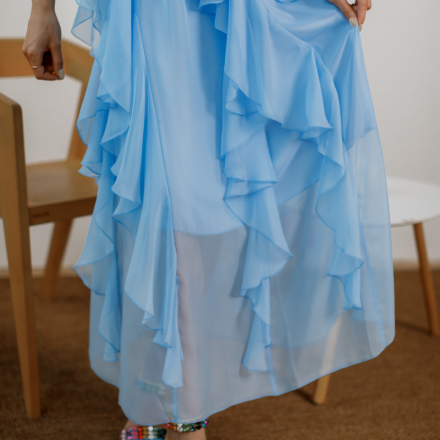 Сукня IMPERIAL — блакитна, з воланами та відкритою спиною