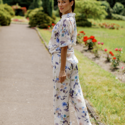 Легкі літні брюки з прямим вільним кроєм та еластичним поясом. Середня посадка, зручна для щоденного носіння. Чудово виглядають як у комплекті з блузою, так і окремо з базовим топом.