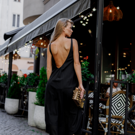 Чорна сукня — класика, що ніколи не втрачає актуальності. Сукня поєднує мінімалізм і сексуальність: вільний крій, витончена довжина та акцент на відкриту спи