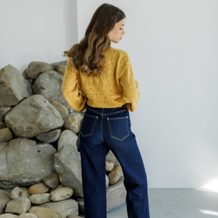 Темно-сині джинси  із щільного деніму, прямого крою з високою посадкою, доповнені декоративною строчкою та класичними кишенями