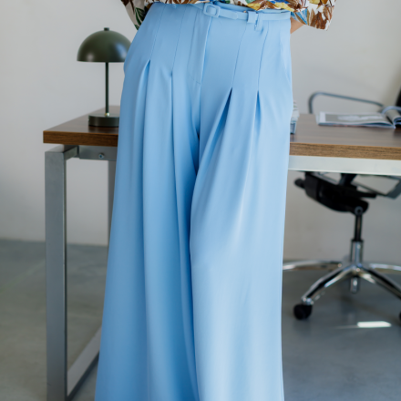 Елегантні брюки-палаццо IMPERIAL у відтінку ніжного блакитного з поясом в комплекті.