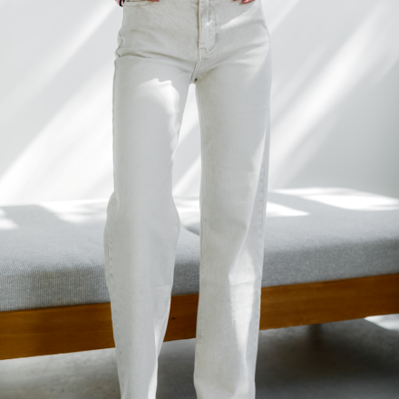 Універсальні бежеві джинси прямого крою від французького виробника, створені для тих, хто цінує мінімалізм і комфорт