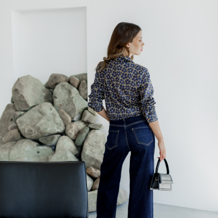 Темно-сині джинси вільного крою з контрастною прострочкою та високою посадкою.