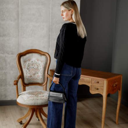 Широкі темно-сині джинси з високою посадкою та комфортною посадкою по фігурі.