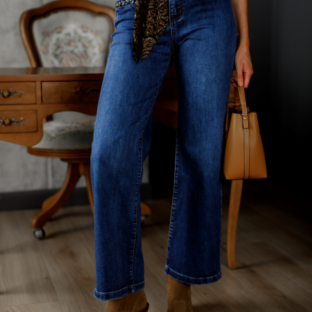 Жіночі джинси прямого крою з блакитного деніму з декоративною тасьмою на кишенях.
