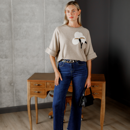 Джинси жіночі темно-синього кольору з легко розкльошеним кроєм