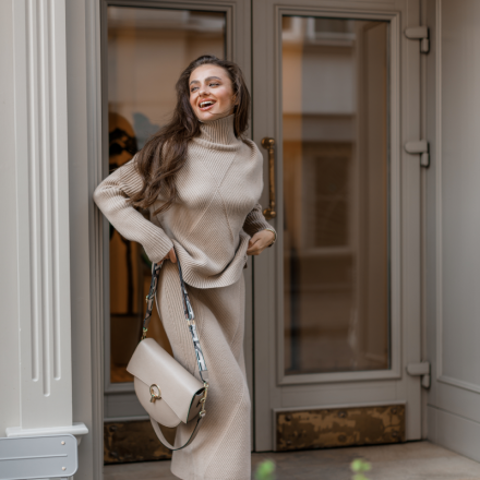 Французьки костюм двійка зі светром oversize і прямою спідницею міді з м’якої пряжі.
