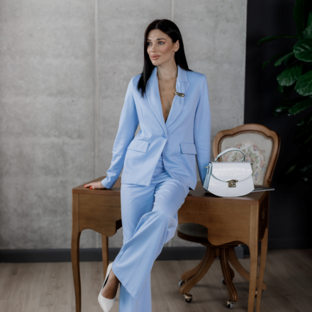 Італійські трикотажні штани прямого крою у витонченому блакитному відтінку.