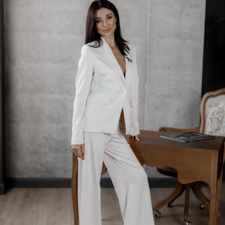 Елегантні італійські трикотажні штани з прямим кроєм у витонченому молочному відтінку.