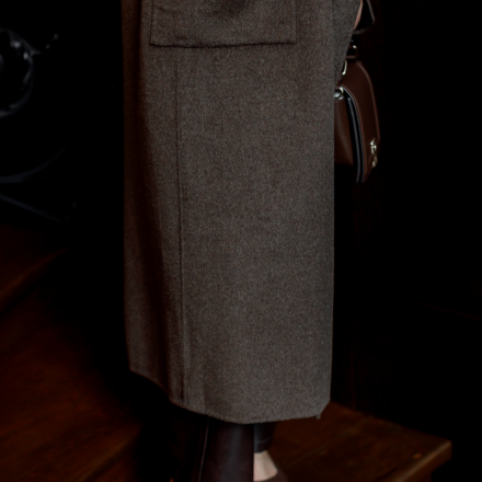 Стильне двобортне пальто прямого крою у кольорі шоколаду, довжина максі