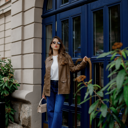 Сині джинси прямого крою з декоративним серцем на кишені — ідеальне поєднання стилю та комфорту.