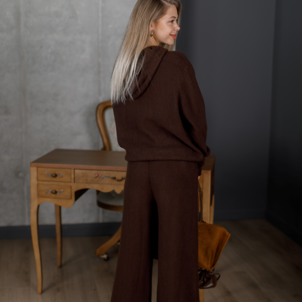 Жіночий трикотажний костюм в стилі Loewe — шоколадний