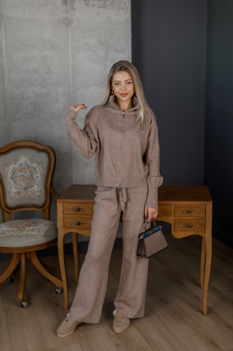 Елегантний трикотажний костюм фото