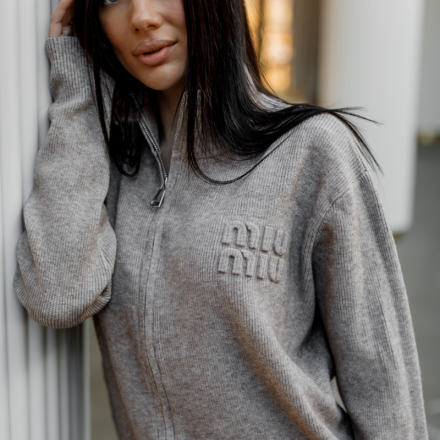 Бежевий трикотажний костюм в стилі Miu Miu із щільного трикотажу, одяг від Jador