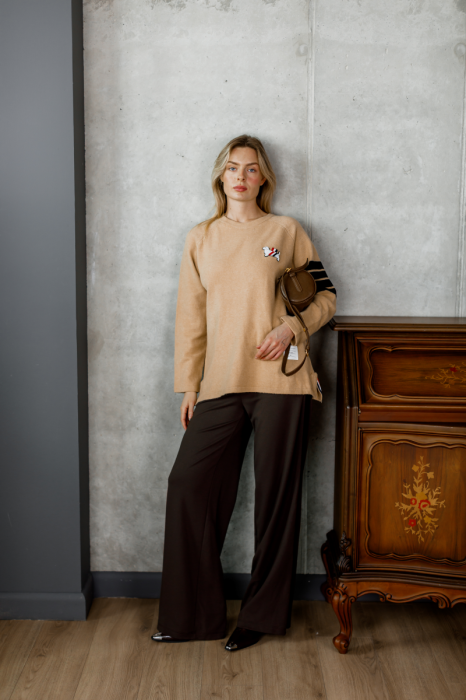 Светр з нашивкою фото