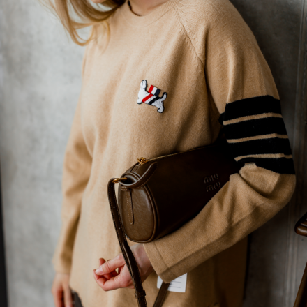 Светр з нашивкою. Колір: Карамельний