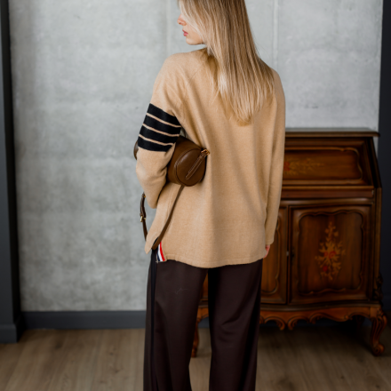 Светр з нашивкою. Доступні розміри: tu