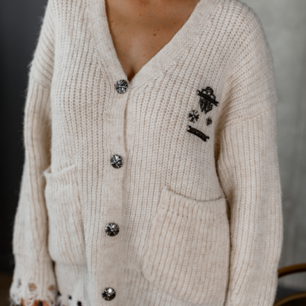 Кардиган з брошкою у стилі Chrome Hearts, молочний з фактурною в'язкою