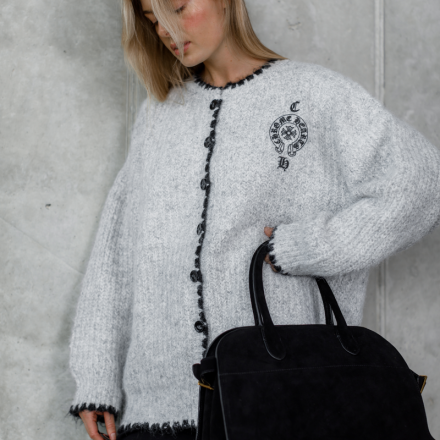 Об'ємний білий светр із фактурної пряжі, натхненний стилістикою Chrome Hearts.