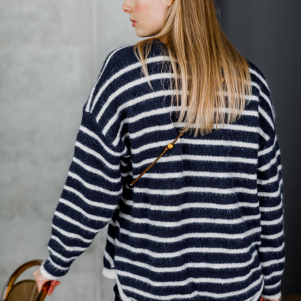 Стильний смугастий светр у темно-синіх і білих тонах з накладним брендовим логотипом Miu Miu та декоративною міні-сумкою на шнурку — тренд сезону.