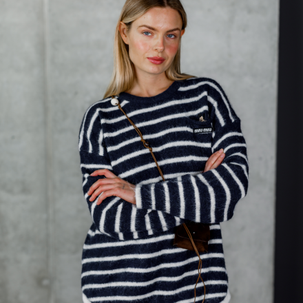 Светр у стилі Miu Miu з міні-сумкою. Колір: Біло-синій