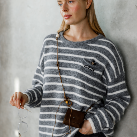 Оверсайз светр в сірому кольорі з білими смужками та актуальним нашивним логотипом Miu Miu.