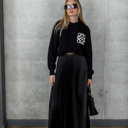 В'язаний светр з капюшоном у стилі Loewe, чорний колір, акцент на великому об’ємному логотипі, м’яка фактура, зручна посадка